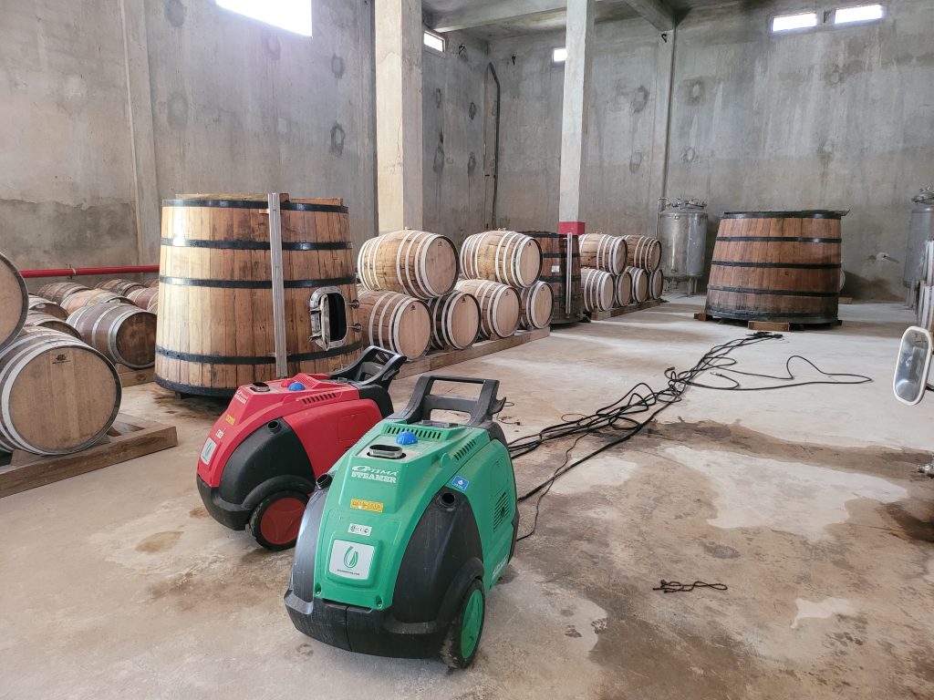 machines cleaning alcoholic barrels 